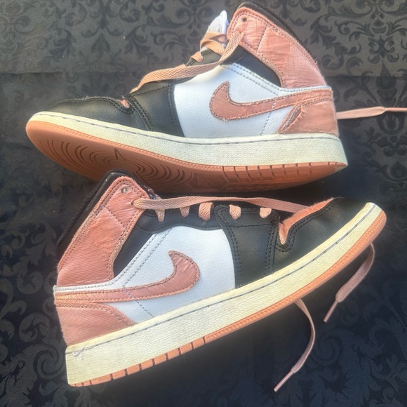 Air Jordan 1 Mid Madder Root (Gradeschool)
Size 5Y
EUC - Picture 3 of 6